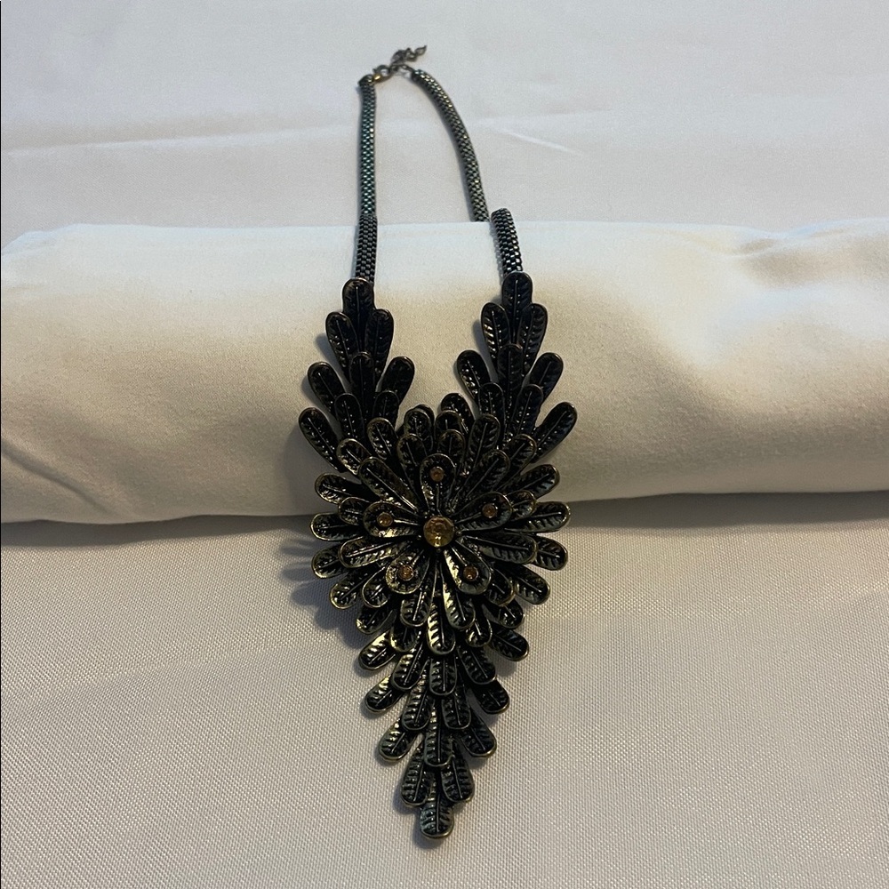 Elegant Gold Pendant Necklace with yellow/bronze ✨ sparkles - Picture 3 of 8